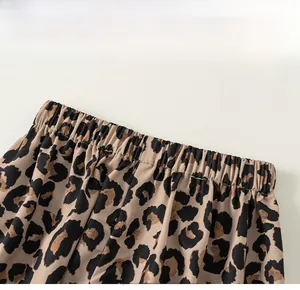 Dettaglio della comoda vita elastica su questi pantaloni per bambini con stampa leopardata