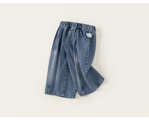 Dettaglio di jeans blu per bambini con elastico in vita e piccola etichetta tessuta