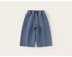 Dettaglio dei pantaloni larghi in denim blu da bambina con vita elastica e doppia cucitura
