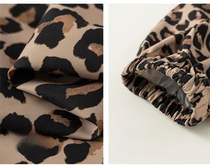 Dettaglio del tessuto leopardato e polsini elastici a costine sui pantaloni da bambino