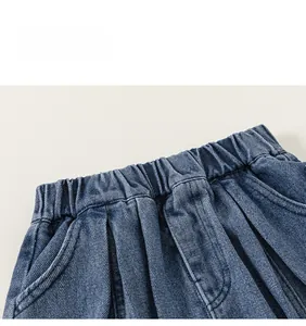 Dettaglio della vita elastica su jeans in denim blu chiaro per bambini con cuciture lisce