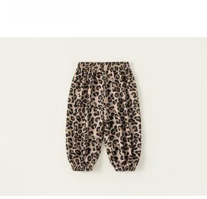 Dettaglio dei joggers leopardati per bambini con vita elastica e polsini alle caviglie