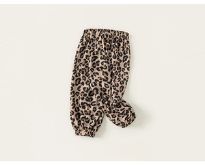 Dettaglio dei joggers leopardati per bambini con elastico in vita e polsini a coste