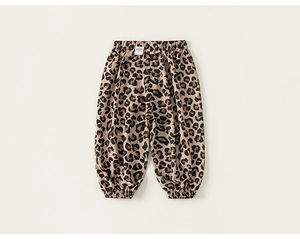 Dettaglio dei pantaloni leopardati per bambini con vita elastica e etichetta sul retro