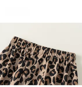 Dettaglio dei pantaloni leopardati per bambini con vita elastica e tessuto morbido