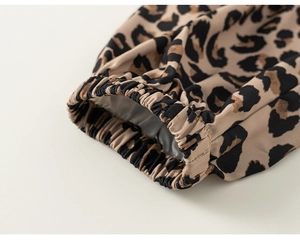 Dettaglio dei pantaloni leopardati per bambini con polsino elastico e tessuto morbido