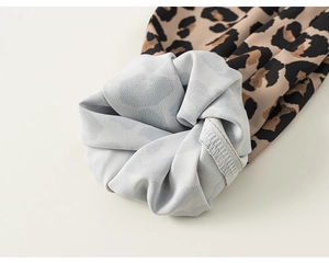Dettaglio macro dei pantaloni leopardati per bambini con morbida fodera in pile interna