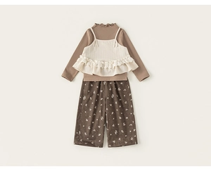 Détail d'ensemble trois pièces fille avec gilet en dentelle et pantalon floral