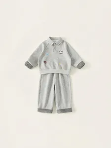 Completo polo grigio per bambino con ricami di animali e bordi a quadri distintivi