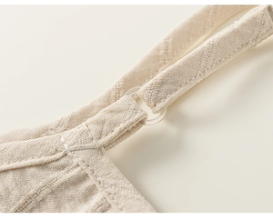 Détail macro du tissu en maille beige à losanges et anneau de sangle transparent