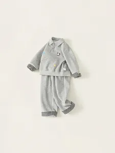 Completo polo e pantaloni grigi in cotone per bambino con ricamo cucciolo e quadri