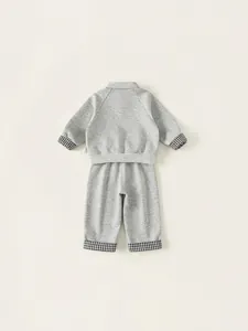 Set in maglia due pezzi grigio per bambino con colletto polo e dettagli a quadretti