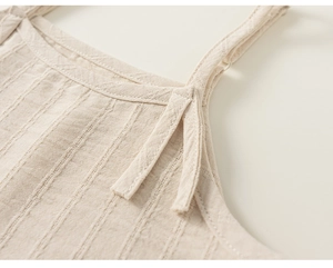 Gros plan d'un débardeur beige en maille côtelée montrant les coutures et la texture