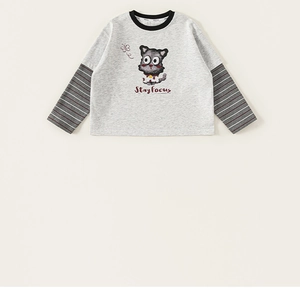 Dettaglio maglietta grigia a maniche lunghe per bambini con maniche a righe e stampa Stay Focus
