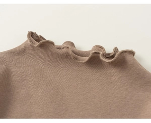 Détail du haut en maille côtelée marron café avec encolure à volants pour filles