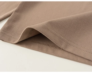 Détail de la double couture sur l'ourlet en maille de coton kaki foncé pour filles