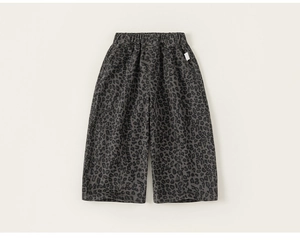 Detail der Kinder-Leopardenhose mit weitem Bein, elastischem Bund und Seitenetikett