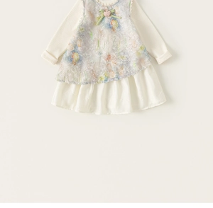 Détail de la robe chasuble à fleurs avec manches côtelées blanches et nœud vert fille