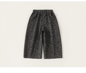 Detailansicht der Kinder-Hose mit weitem Bein, grauem Leopardenmuster und Gummizugbund