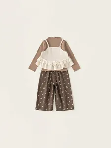 Ensemble trois pièces fille avec haut en tricot, pantalon fleuri et gilet à volants