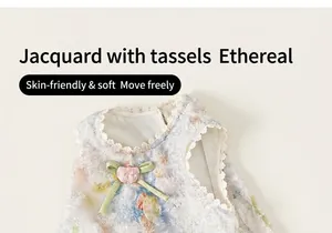 Détail du tissu jacquard à franges florales avec dentelle blanche et nœud vert
