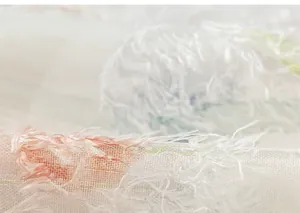 Détail du tissu en maille douce avec pompons roses et verts pour robe d'été fille