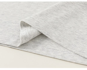 Dettaglio macro del tessuto di cotone grigio melange con cuciture precise a doppio ago