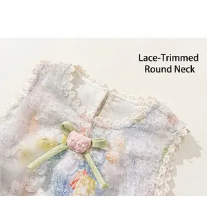 Détail de robe fleurie avec col en dentelle blanche et noeud coeur rose