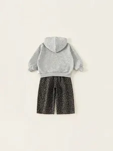 Set per bambini con felpa grigia e pantaloni larghi con stampa leopardata alla moda