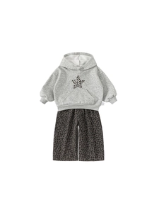 Set felpa grigia con cappuccio e stella leopardata con pantaloni larghi abbinati