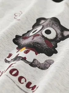 T-shirt grigia per bambini con stampa di gatto disegnata a mano e scritta focus trendy