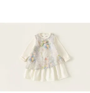 Détail du gilet brodé à fleurs pour fille avec bouton cœur rose et nœud vert mignon