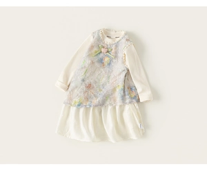 Détail de robe chasuble fleurie pour fille avec col volanté et nœud en ruban élégant