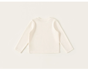 Détail d'un sous-pull pour enfant en maille côtelée de couleur blanc crème chaleureux