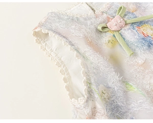 Détail de robe pour fille avec dentelle délicate et nœud en soie orné d'une perle