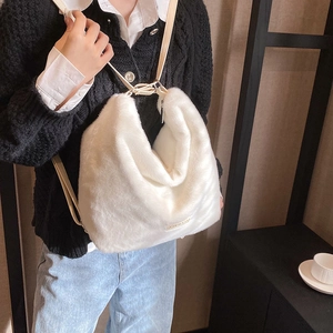 Vue détaillée du sac à bandoulière en fausse fourrure blanche avec boucle en métal doré