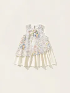 Robe princesse sans manches à fleurs pour filles avec jupe plissée et nœud sur fond blanc