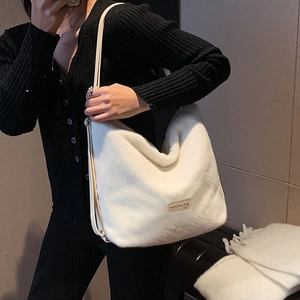 Sac cabas en fausse fourrure blanche minimaliste avec plaque logo dorée et bandoulière cuir