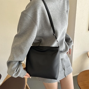 Winter New High-end Niche Design Shoulder Bag Lychee Texture PU Leather Crossbody Bag Minimalist Personalized Trendy Handbag Women Bag