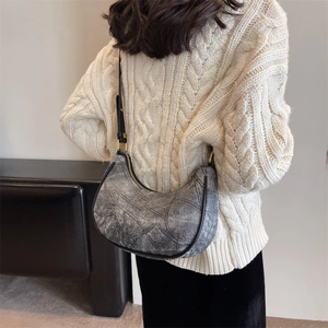 Sac à bandoulière demi-lune gris chic avec texture vieillie et lanière en cuir noir