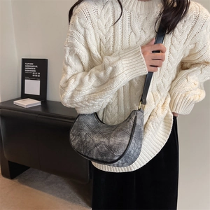 Sac lune minimaliste gris tie-dye avec tissu matelassé et fine bandoulière noire