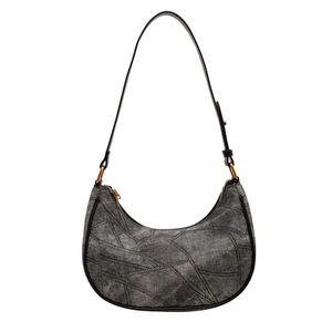 Sac hobo chic en denim gris avec motifs géométriques et bandoulière en cuir noir