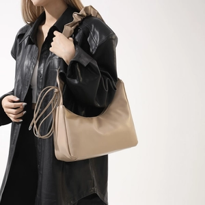 Détail du sac hobo avec bandoulière à volants et longues franges sur le mannequin