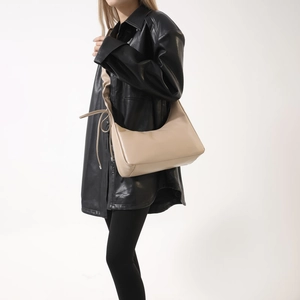 Sac sous le bras beige minimaliste avec détail de cordon de serrage plissé sur la bandoulière