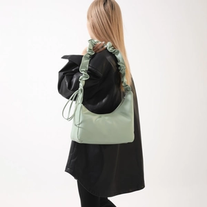 Détail du sac sous le bras demi-lune vert menthe avec bandoulière froncée