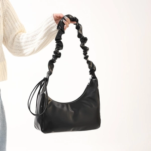 Détails du sac hobo en PU noir avec poignée plissée et pompons latéraux décoratifs