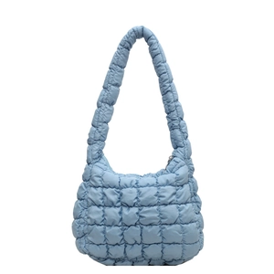 Sac hobo matelassé bleu clair minimaliste avec surface en tissu texturé et bandoulière