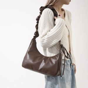 Détail du sac croissant avec bandoulière à volants et cordons en cuir PU marron foncé
