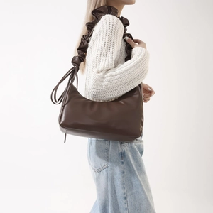 Détail du sac sous l'aisselle en cuir PU marron avec bandoulière à volants froncés