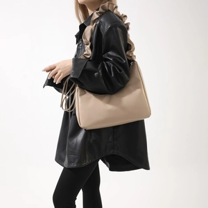 Sac à bandoulière abricot minimaliste avec large sangle à volants plissée en PU